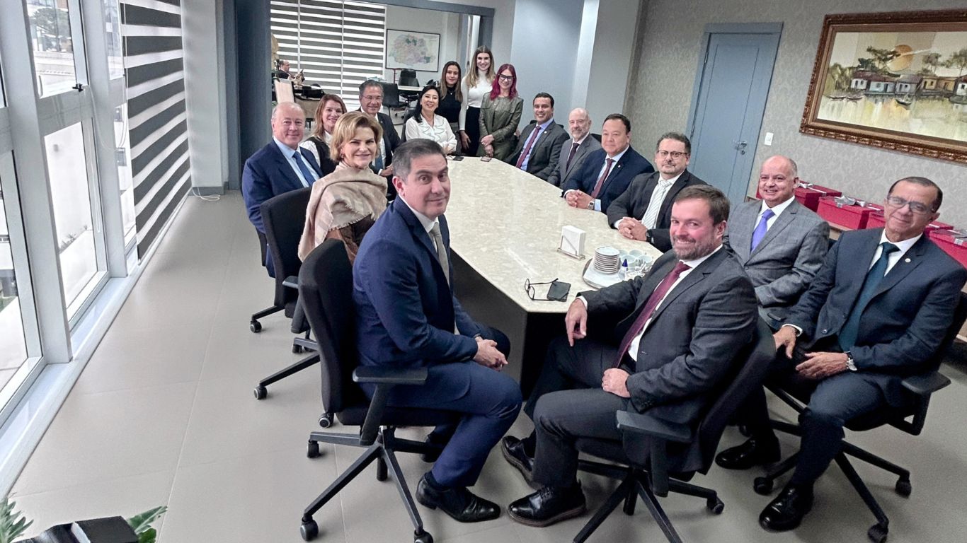 Corregedor Nacional de Justiça é recepcionado pela diretoria da AMAPAR para uma visita institucional 