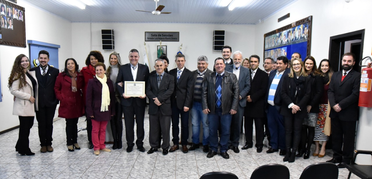Desembargador Adalberto Xisto Pereira recebe o título de cidadão honorário de Cantagalo 