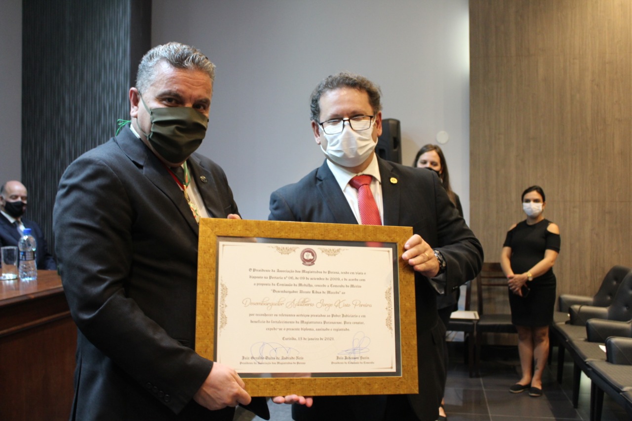 Homenagens e entrega da comenda da AMAPAR coroam a gestão do desembargador Xisto Pereira à frente do TJPR